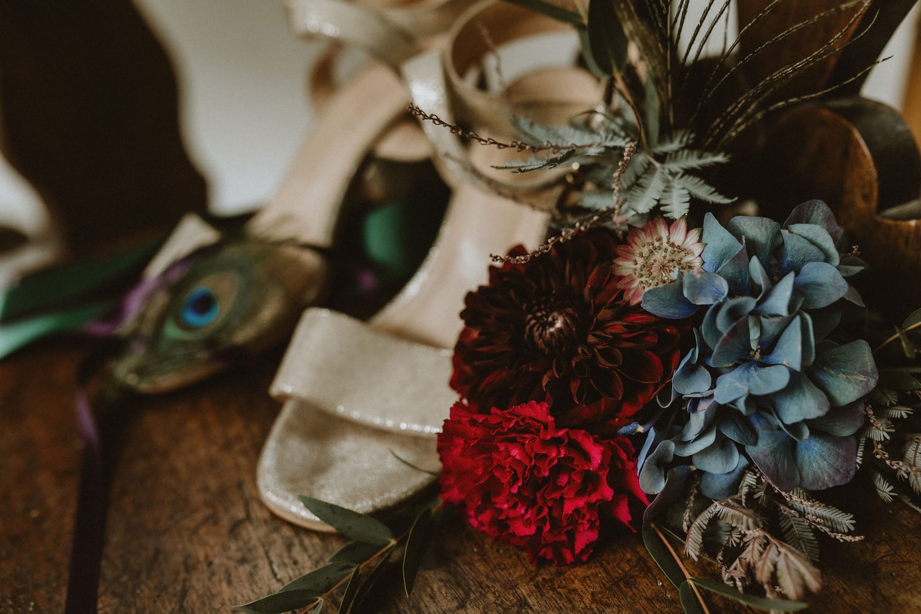 Chaussures de mariée et bouquet de fleurs