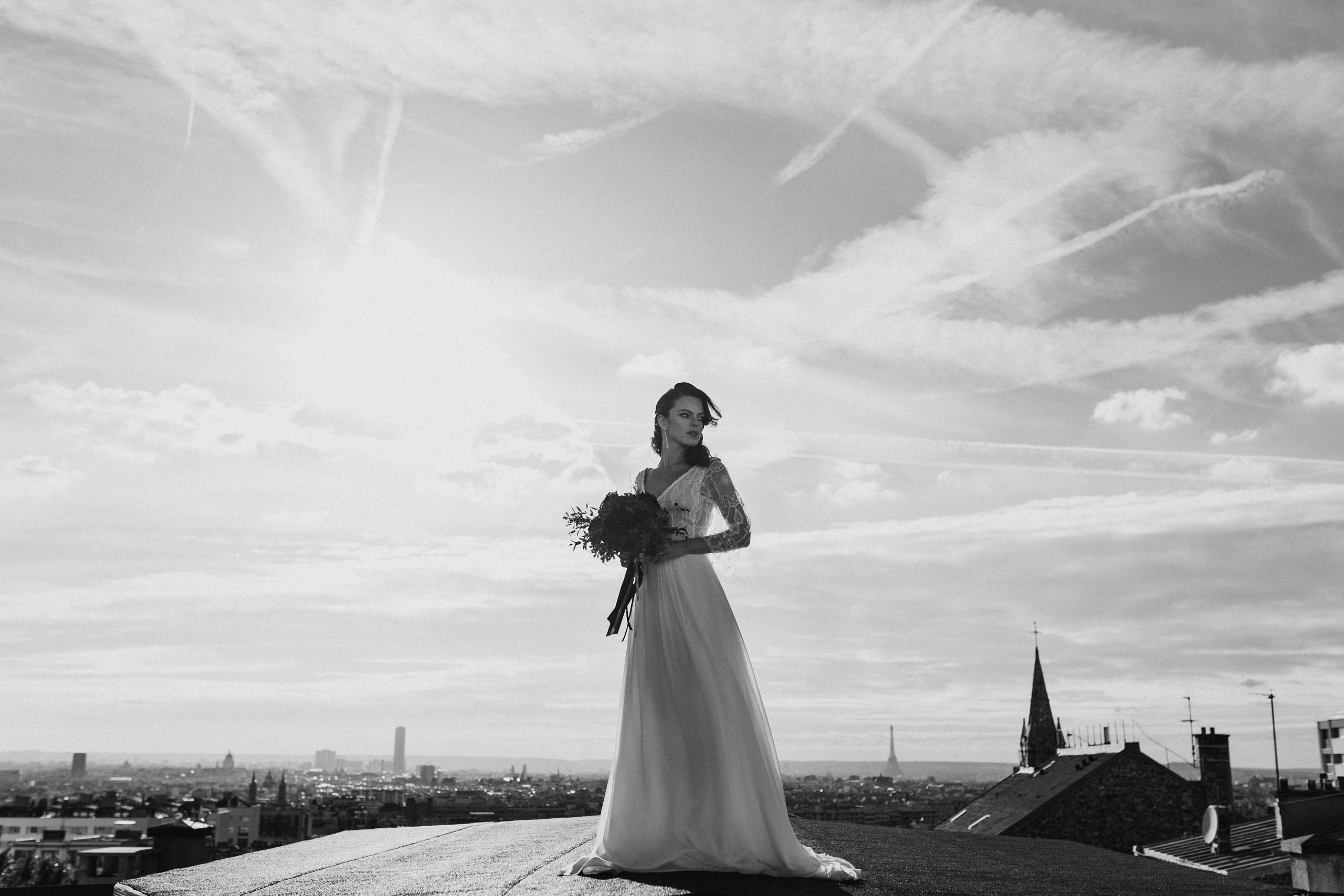 Photo noir et blanc de la mariée et son bouquet à Paris