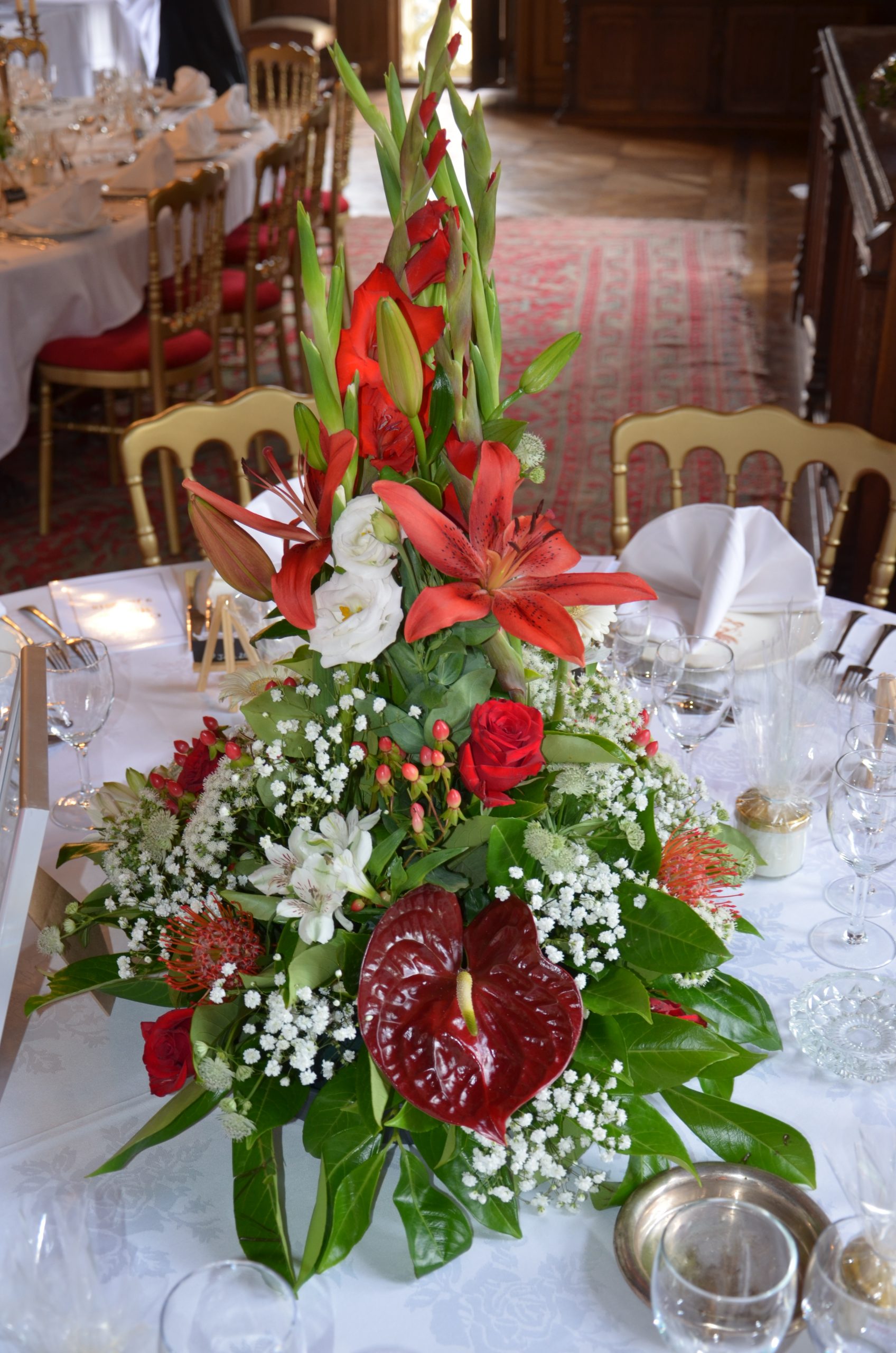 centre de table fleurs rouges