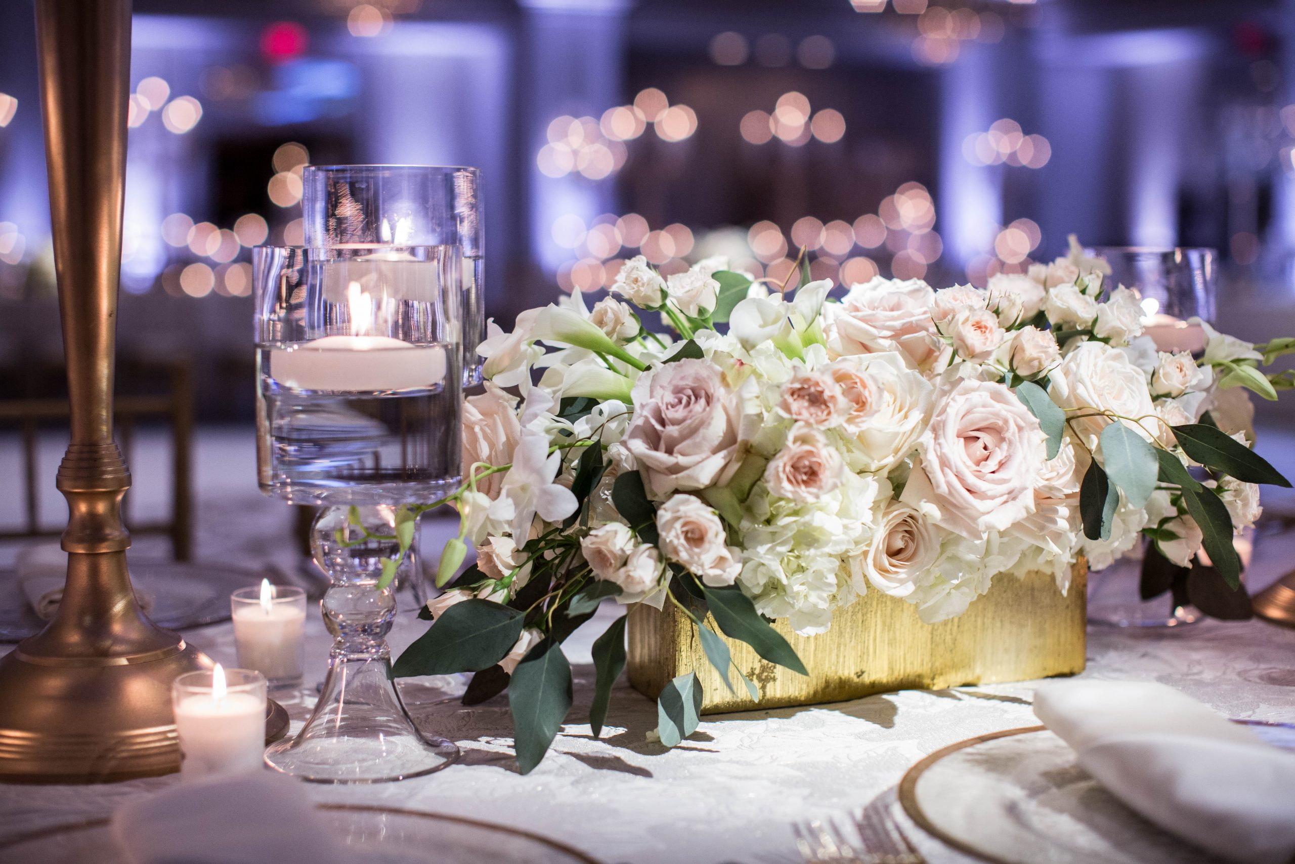 centre table floral clair et bougies flottantes pour illustrer les autres événements organisés par Aurélia de Mortmart
